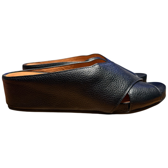 Gentle Souls by KENNETH COLE Gisele Women 9 Black Leather Slip On Sandals X-Band - Picture 2 of 12